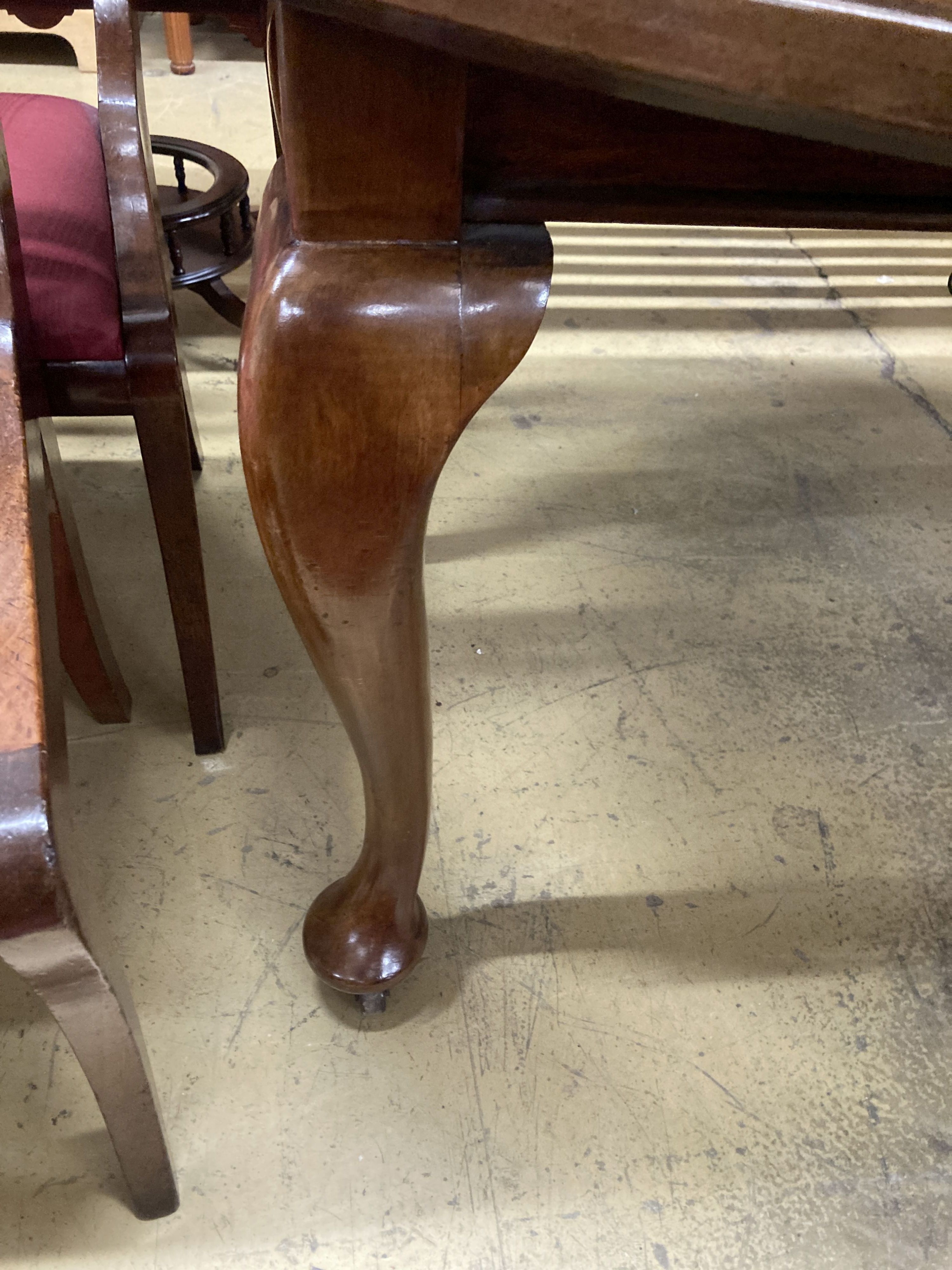 A 1930s mahogany oval topped extending dining table, one spare leaf, 174cm extended, width 106cm, height 73cm and winder